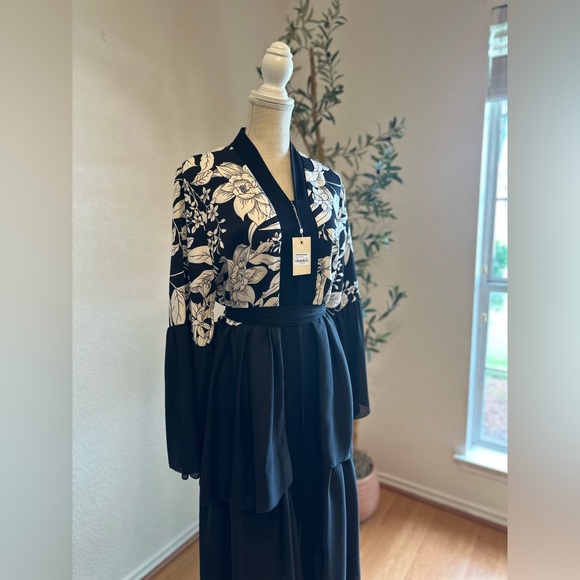 BLACK AND WHITE FLORAL CHIFFON LAYERED ZIPPER  ABAYA NWTS size large length 58”✨ - Picture 3 of 10